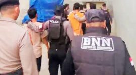 Petugas Gabungan Melakukan Operasi Pemberantasan Narkoba di Kelurahan Sarae, Kecamatan Rasanae Barat, Kota Bima. Dalam Operasi di Tiga Lokasi pada Jumat (9/10/2026), Petugas Nengamankan 10 Orang dan Menyita Sabu s
Seberat 1,59 gram bruto.