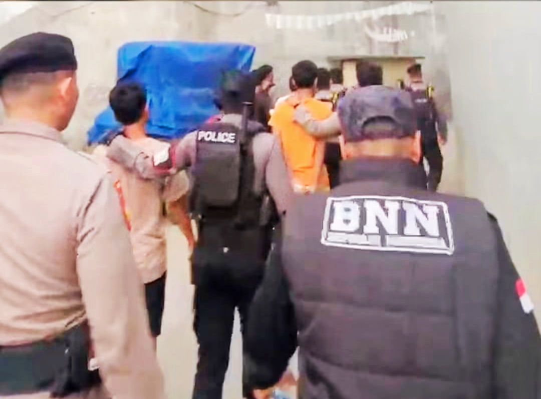 Petugas Gabungan Melakukan Operasi Pemberantasan Narkoba di Kelurahan Sarae, Kecamatan Rasanae Barat, Kota Bima. Dalam Operasi di Tiga Lokasi pada Jumat (9/10/2026), Petugas Nengamankan 10 Orang dan Menyita Sabu s
Seberat 1,59 gram bruto.