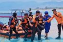 Personel Sat Polairud Polres Bima Kota bersama Tim Basarnas Bima Saat Melakukan Evakuasi Korban Yang Terseret Ombak di Perairan Baku, Desa Sumi, Kecamatan Lambu, Kabupaten Bima.