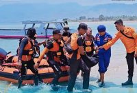 Personel Sat Polairud Polres Bima Kota bersama Tim Basarnas Bima Saat Melakukan Evakuasi Korban Yang Terseret Ombak di Perairan Baku, Desa Sumi, Kecamatan Lambu, Kabupaten Bima.