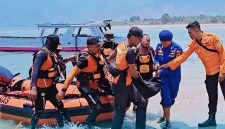 Personel Sat Polairud Polres Bima Kota bersama Tim Basarnas Bima Saat Melakukan Evakuasi Korban Yang Terseret Ombak di Perairan Baku, Desa Sumi, Kecamatan Lambu, Kabupaten Bima.