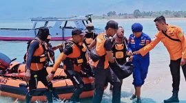 Personel Sat Polairud Polres Bima Kota bersama Tim Basarnas Bima Saat Melakukan Evakuasi Korban Yang Terseret Ombak di Perairan Baku, Desa Sumi, Kecamatan Lambu, Kabupaten Bima.