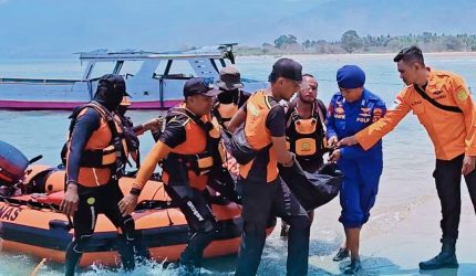 Personel Sat Polairud Polres Bima Kota bersama Tim Basarnas Bima mengevakuasi korban terseret ombak di Perairan Baku, Desa Sumi, Kabupaten Bima.