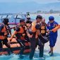Personel Sat Polairud Polres Bima Kota bersama Tim Basarnas Bima Saat Melakukan Evakuasi Korban Yang Terseret Ombak di Perairan Baku, Desa Sumi, Kecamatan Lambu, Kabupaten Bima.