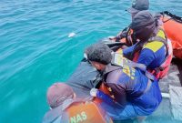 Personel Sat Polairud Polres Bima Kota Bersama Tim Basarnas Bima Saat Melakukan Operasi Pencarian dan Evakuasi Korban Terseret Ombak di Perairan Baku, Desa Sumi, Kecamatan Lambu, Kabupaten Bima.