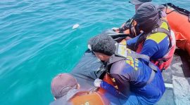 Personel Sat Polairud Polres Bima Kota Bersama Tim Basarnas Bima Saat Melakukan Operasi Pencarian dan Evakuasi Korban Terseret Ombak di Perairan Baku, Desa Sumi, Kecamatan Lambu, Kabupaten Bima.