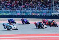 Sejumlah Pebalap Saling Beradu Kecepatan Saat Melintasi Tikungan di Pertamina Mandalika International Circuit, Lombok Tengah, NTB, Dalam Balapan MotoGP Mandalika 2026, Minggu (11/10/2026).