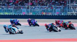Sejumlah Pebalap Saling Beradu Kecepatan Saat Melintasi Tikungan di Pertamina Mandalika International Circuit, Lombok Tengah, NTB, Dalam Balapan MotoGP Mandalika 2026, Minggu (11/10/2026).