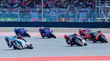 Sejumlah Pebalap Saling Beradu Kecepatan Saat Melintasi Tikungan di Pertamina Mandalika International Circuit, Lombok Tengah, NTB, Dalam Balapan MotoGP Mandalika 2026, Minggu (11/10/2026).