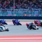 Sejumlah Pebalap Saling Beradu Kecepatan Saat Melintasi Tikungan di Pertamina Mandalika International Circuit, Lombok Tengah, NTB, Dalam Balapan MotoGP Mandalika 2026, Minggu (11/10/2026).