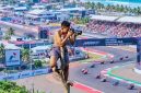 Seorang Warga Memotret Jalannya Balapan MotoGP Mandalika 2026 dari atas Pohon di Kawasan Sirkuit Mandalika, Lombok Tengah, NTB.