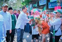 Gubernur NTB Lalu Muhamad Iqbal atau Miq Iqbal Disambut Antusias Peserta Jalan Sehat dan Bersalaman Dalam Rangka HUT ke-91 Madrasah NWDI di Pondok Pesantren NW Anjani, Lombok Timur.