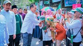 Gubernur NTB Lalu Muhamad Iqbal atau Miq Iqbal Disambut Antusias Peserta Jalan Sehat dan Bersalaman Dalam Rangka HUT ke-91 Madrasah NWDI di Pondok Pesantren NW Anjani, Lombok Timur.