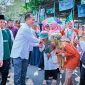 Gubernur NTB Lalu Muhamad Iqbal atau Miq Iqbal Disambut Antusias Peserta Jalan Sehat dan Bersalaman Dalam Rangka HUT ke-91 Madrasah NWDI di Pondok Pesantren NW Anjani, Lombok Timur.