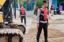 Bripka Arafe, Kanit Patmor Sat Samapta Polres Bima, Berinisiatif Melakukan Penimbunan Sementara Jalan Provinsi Yang Berlubang di Desa Rabakodo, Kecamatan Woha, Kabupaten Bima, Setelah Banyak Pengendara Terjatuh dan Warga Mengeluhkan Kondisi Jalan.