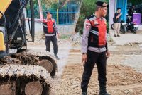 Bripka Arafe, Kanit Patmor Sat Samapta Polres Bima, Berinisiatif Melakukan Penimbunan Sementara Jalan Provinsi Yang Berlubang di Desa Rabakodo, Kecamatan Woha, Kabupaten Bima, Setelah Banyak Pengendara Terjatuh dan Warga Mengeluhkan Kondisi Jalan.