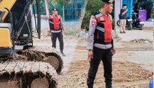 Bripka Arafe, Kanit Patmor Sat Samapta Polres Bima, Berinisiatif Melakukan Penimbunan Sementara Jalan Provinsi Yang Berlubang di Desa Rabakodo, Kecamatan Woha, Kabupaten Bima, Setelah Banyak Pengendara Terjatuh dan Warga Mengeluhkan Kondisi Jalan.