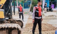 Polisi Turun Tangan Perbaiki Jalan Provinsi di Bima, Tak Tega Lihat Warga Terus Berjatuhan