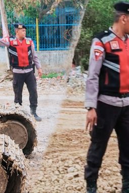 Polisi Turun Tangan Perbaiki Jalan Provinsi di Bima, Tak Tega Lihat Warga Terus Berjatuhan