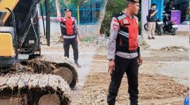 Bripka Arafe, Kanit Patmor Sat Samapta Polres Bima, Berinisiatif Melakukan Penimbunan Sementara Jalan Provinsi Yang Berlubang di Desa Rabakodo, Kecamatan Woha, Kabupaten Bima, Setelah Banyak Pengendara Terjatuh dan Warga Mengeluhkan Kondisi Jalan.