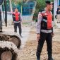 Bripka Arafe, Kanit Patmor Sat Samapta Polres Bima, Berinisiatif Melakukan Penimbunan Sementara Jalan Provinsi Yang Berlubang di Desa Rabakodo, Kecamatan Woha, Kabupaten Bima, Setelah Banyak Pengendara Terjatuh dan Warga Mengeluhkan Kondisi Jalan.