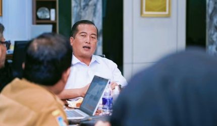 Gubernur NTB Miq Iqbal mengevaluasi pembinaan UMKM untuk mendorong lahirnya pelaku usaha baru.