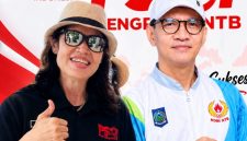 Ketua PSOI NTB Nurbaya Sari menyampaikan ucapan selamat kepada Mohan Roliskana atas terpilihnya sebagai Ketua Umum KONI NTB periode 2026-2030.