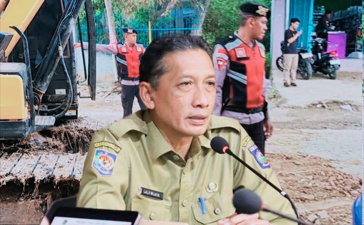 Bripka Arafe menimbun sementara jalan provinsi yang berlubang di Desa Rabakodo, Kecamatan Woha, Kabupaten Bima, sebagai upaya mengurangi risiko kecelakaan.