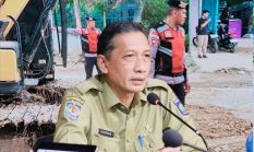 Jalan Rusak di Bima Ditimbun Polisi, Dinas PU NTB Sebut Perbaikan Oktober dari APBD-P