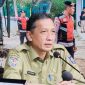 Bripka Arafe menimbun sementara jalan provinsi yang berlubang di Desa Rabakodo, Kecamatan Woha, Kabupaten Bima, sebagai upaya mengurangi risiko kecelakaan.