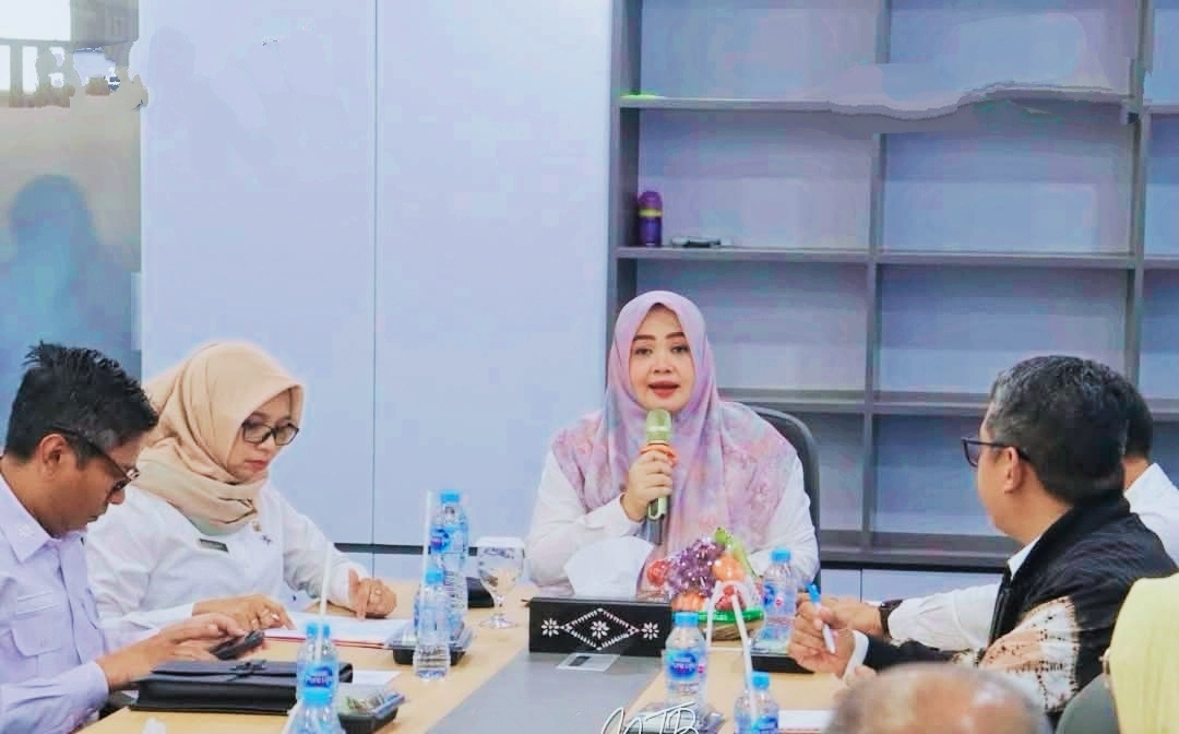 Wakil Gubernur NTB Hj. Indah Dhamayanti Putri Memimpin Rapat Koordinasi dan Evaluasi Program Desa Berdaya Tematik di Ruang Rapat Mandalika Bappeda NTB, Rabu (14/10/2026).
