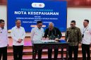 Ketua Umum PWI Akhmad Munir Bersama Gubernur Lemhannas Ace Hasan Syadzily Dalam penandatanganan Nota Kesepahaman PWI dan Lemhannas RI di Jakarta, Kamis (15/10/2026).