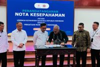 Ketua Umum PWI Akhmad Munir Bersama Gubernur Lemhannas Ace Hasan Syadzily Dalam penandatanganan Nota Kesepahaman PWI dan Lemhannas RI di Jakarta, Kamis (15/10/2026).