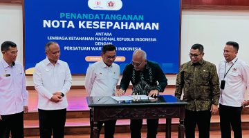 Ketua Umum PWI Akhmad Munir Bersama Gubernur Lemhannas Ace Hasan Syadzily Dalam penandatanganan Nota Kesepahaman PWI dan Lemhannas RI di Jakarta, Kamis (15/10/2026).
