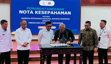 Akhmad Munir dan Ace Hasan Syadzily menandatangani MoU PWI dan Lemhannas di Jakarta.