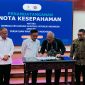 Ketua Umum PWI Akhmad Munir Bersama Gubernur Lemhannas Ace Hasan Syadzily Dalam penandatanganan Nota Kesepahaman PWI dan Lemhannas RI di Jakarta, Kamis (15/10/2026).