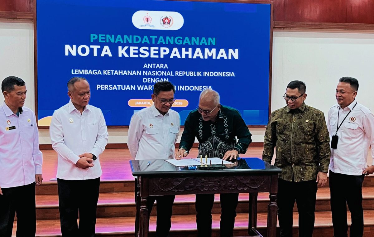 Ketua Umum PWI Akhmad Munir Bersama Gubernur Lemhannas Ace Hasan Syadzily Dalam penandatanganan Nota Kesepahaman PWI dan Lemhannas RI di Jakarta, Kamis (15/10/2026).