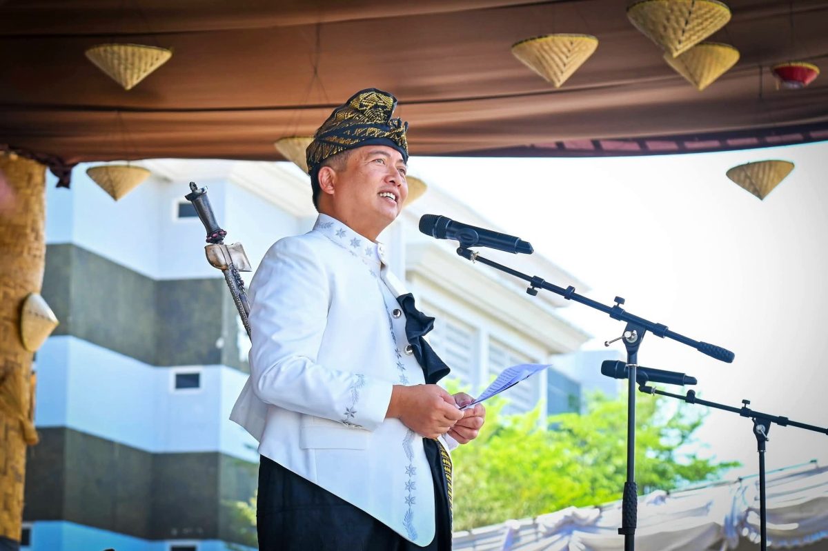 Gubernur NTB Lalu Muhamad Iqbal Mengenakan Pakaian Adat Saat Menghadiri Upacara Peringatan HUT ke-81 Kabupaten Lombok Tengah, Kamis (15/10/2026).