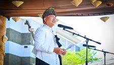 Gubernur NTB Lalu Muhamad Iqbal Mengenakan Pakaian Adat Saat Menghadiri Upacara Peringatan HUT ke-81 Kabupaten Lombok Tengah, Kamis (15/10/2026).