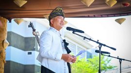 Gubernur NTB Lalu Muhamad Iqbal Mengenakan Pakaian Adat Saat Menghadiri Upacara Peringatan HUT ke-81 Kabupaten Lombok Tengah, Kamis (15/10/2026).