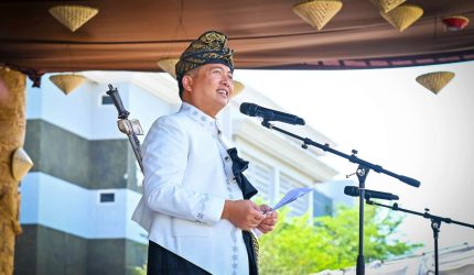 Gubernur NTB Lalu Muhamad Iqbal mengenakan pakaian adat saat menghadiri HUT ke-81 Kabupaten Lombok Tengah.