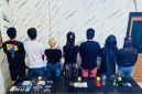 Tujuh Orang Yang Diamankan Dalam Penggerebekan Dugaan Kasus Narkotika di Kelurahan Sarae, Kota Bima, Bersama Sejumlah Barang Bukti.