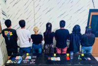 Tujuh Orang Yang Diamankan Dalam Penggerebekan Dugaan Kasus Narkotika di Kelurahan Sarae, Kota Bima, Bersama Sejumlah Barang Bukti.