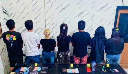 Tujuh orang yang diamankan bersama barang bukti dalam penggerebekan dugaan narkoba di Kota Bima.