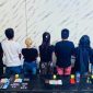 Tujuh Orang Yang Diamankan Dalam Penggerebekan Dugaan Kasus Narkotika di Kelurahan Sarae, Kota Bima, Bersama Sejumlah Barang Bukti.