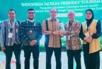Sekda NTB Abul Chair Menerima Penghargaan Indonesia Muslim Travel Index (IMTI) 2026 Mewakili Gubernur NTB Lalu Muhamad Iqbal di Jakarta, Jumat (16/10/2026).