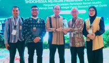 Sekda NTB Abul Chair Menerima Penghargaan Indonesia Muslim Travel Index (IMTI) 2026 Mewakili Gubernur NTB Lalu Muhamad Iqbal di Jakarta, Jumat (16/10/2026).