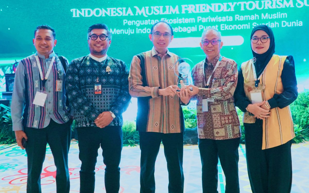 Sekda NTB Abul Chair Menerima Penghargaan Indonesia Muslim Travel Index (IMTI) 2026 Mewakili Gubernur NTB Lalu Muhamad Iqbal di Jakarta, Jumat (16/10/2026).