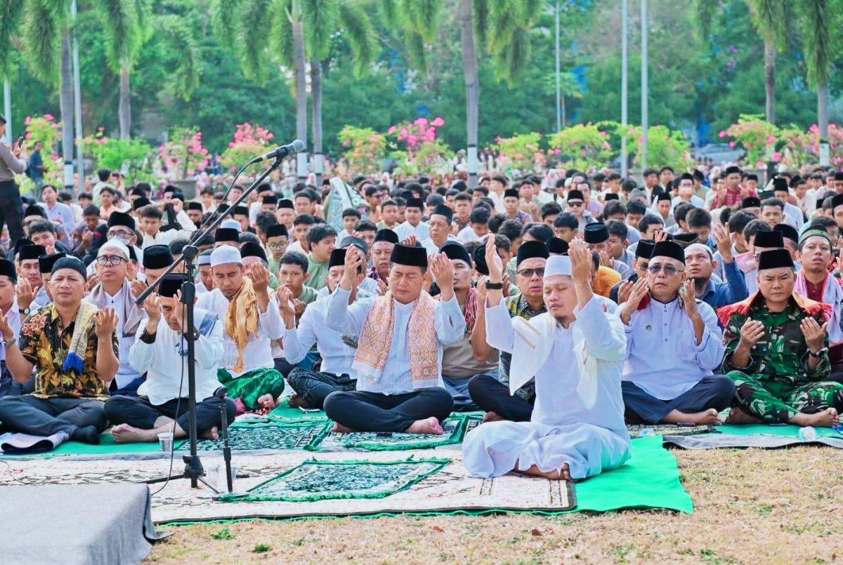 Gubernur NTB Lalu Muhamad Iqbal Mengikuti Shalat Istisqa di Lapangan Bumi Gora, Kompleks Kantor Gubernur NTB, Jumat (16/10), Sebagai Ikhtiar Memohon Hujan di Tengah Kemarau Panjang.