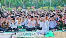 Gubernur NTB Lalu Muhamad Iqbal Mengikuti Shalat Istisqa di Lapangan Bumi Gora, Kompleks Kantor Gubernur NTB, Jumat (16/10), Sebagai Ikhtiar Memohon Hujan di Tengah Kemarau Panjang.